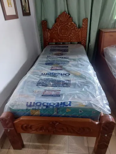 Camas de madeira entalhada 