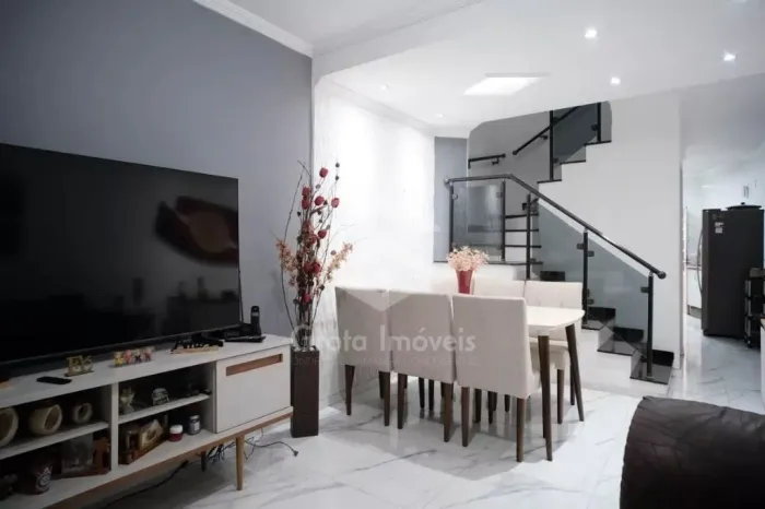 Casa Espaçosa à Venda na Vila Guilhermina  170 m² | 2 Suítes | Próximo ao Metrô