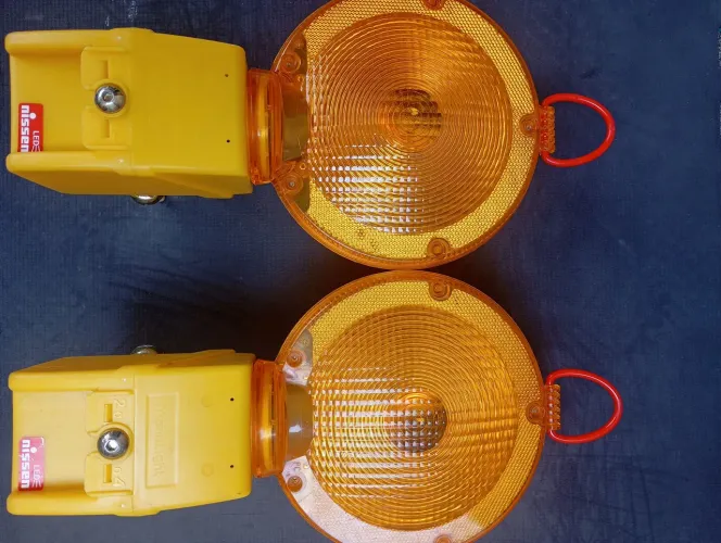 Sinalizador viário intermitente 