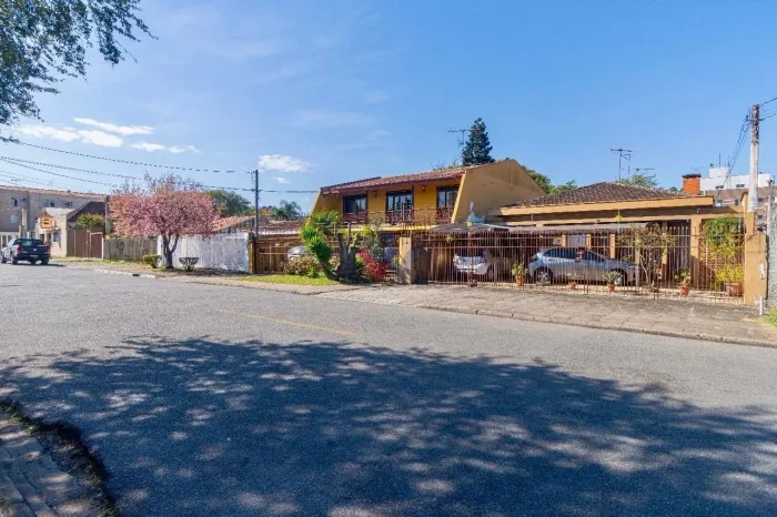 Casa ampla 6 quartos no Prado Velho, Próxima à PUC, ideal para investidores ou escolinha