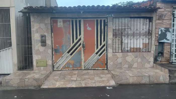 Casa 3/4 com garagem e quintal.