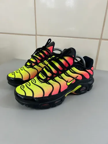 Air max plus solar red