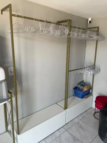 Vendo Conjunto completo de mobiliário/instalações para Loja de roupas/botique