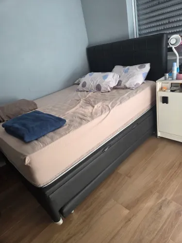 Cama boa casal padrão com cama auxiliar e cabeceira