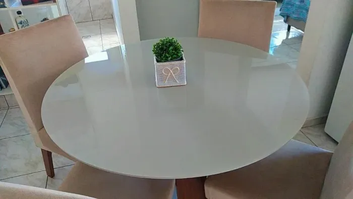 Linda mesa redonda com tampo de vidro em laca + 4 cadeiras em tecido de suede 
