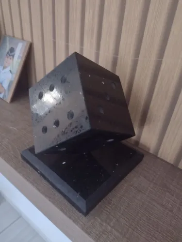 Vendo dado personalizado feito de mármore preto estelar