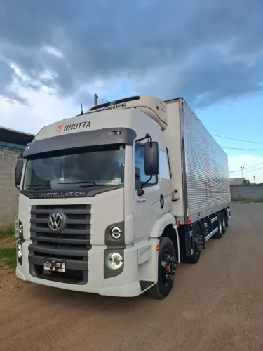 VW Constellation 30.320 8x2 - 2024 | Baú Frigorífico Completo