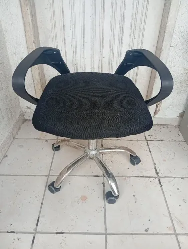 Cadeira de escritório funcionando perfeitamente (Não tem encosto).