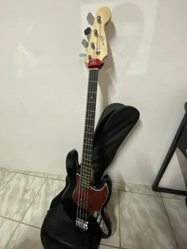 Vendo contrabaixo  semi novo em ótimas condições !