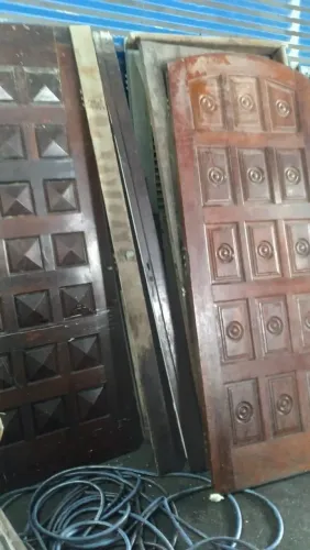 Portas de madeira maciça estilo colonial