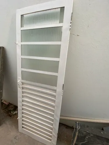 Porta metálica e vidro