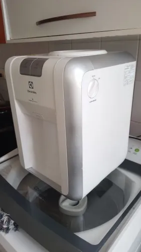 Bebedouro para galão Electrolux, natural e gelada