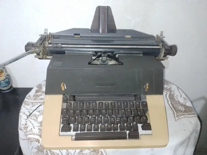 Máquina de escrever em excelente estado( relíquia)limpa e lubrificada!