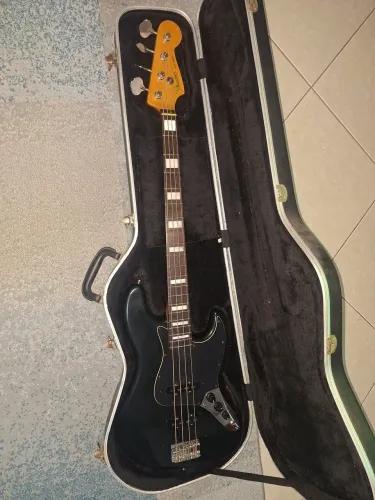 Contrabaixo Fender Japão