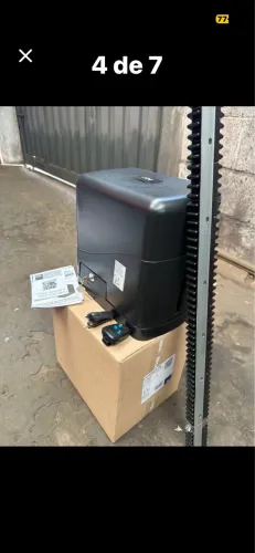 Motor de portão eletrônico.
