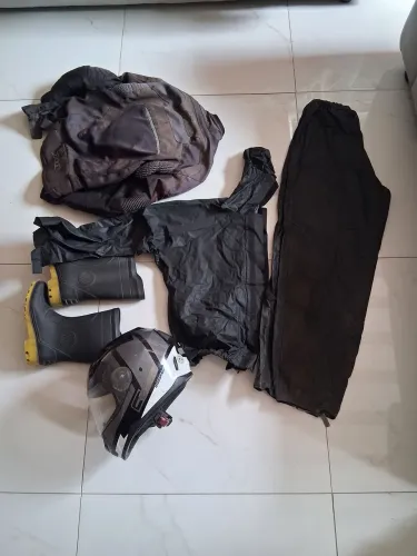 Kit capa de chuva e capacete