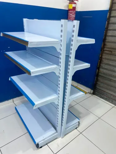 Prateleiras, armários, balança, computador