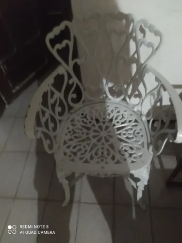 Cadeira antiga de ferro