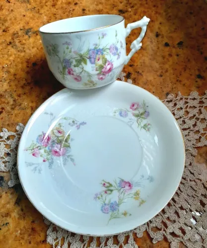 Xícara e pires da marca francesa Limoges, anos 1950 decorado com flores delicadas