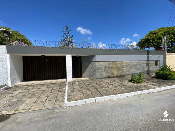 Casa de Alto Padrão com Piscina, Área Gourmet e Terreno de 900m² Rua Manoel Me