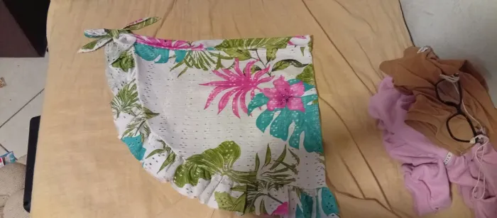 Saia Envelope Curta Floral Com Babados E Amarração Saída De Praia