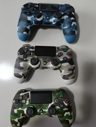 3 controles ps4 por R$ 130 colorido