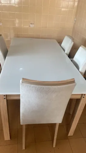 Mesa e cadeiras