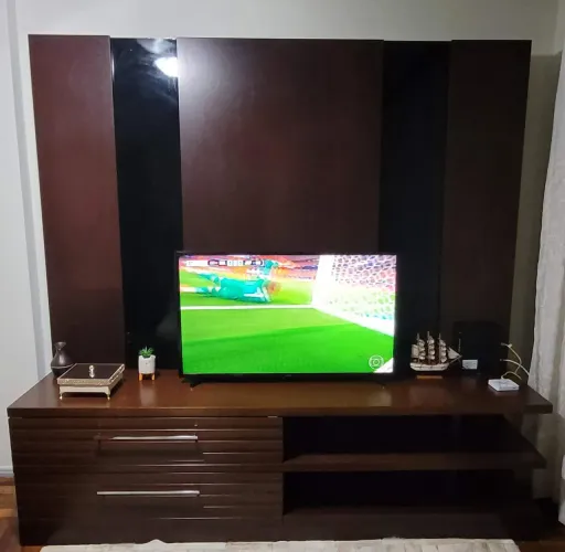 Home Rudnick em madeira maciça, cor imbuia, detalhe ripado preto, 2 gavetas espaçosas.