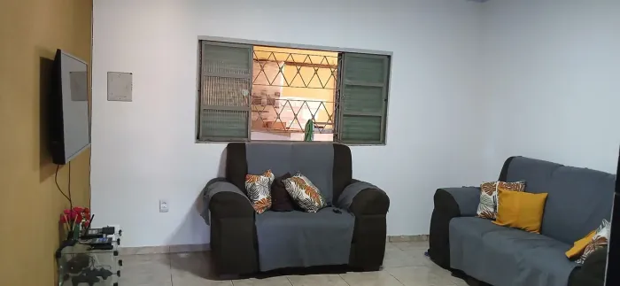 CASA QUITADA TODA REFORMADA