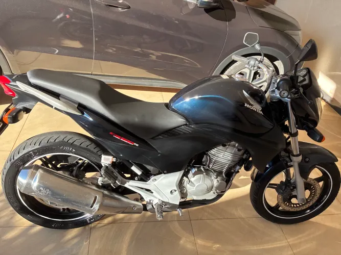 CB300R 2012 em excelente estado de conservação