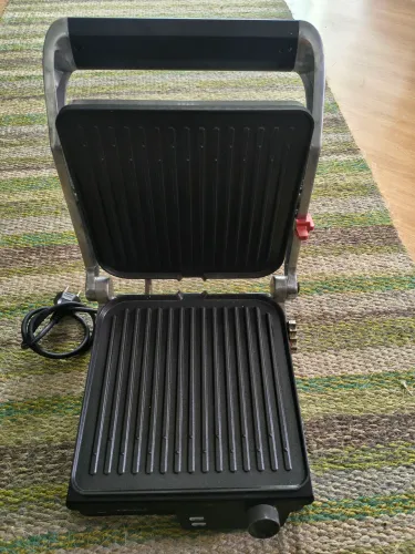 Grill e Sanduicheira Elétrica Oster Inox 2 em 1 (com abertura de 180°).OGRL610