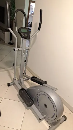 Aparelho elíptico profissional Reebok eletronic resistance