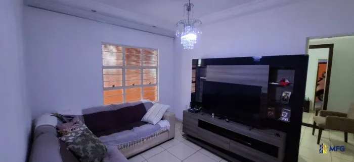 Casa Térrea com Amplo Terreno na Vila Nova Sorocaba - 2 Dormitórios, Canil e Pomar