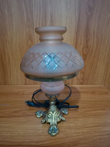 Abajur antigo de mesa estilo lampião, um clássico da decoração vintage e colonial.