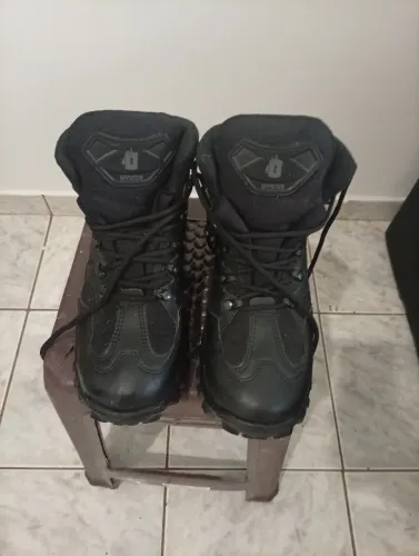 Calça e bota táticas