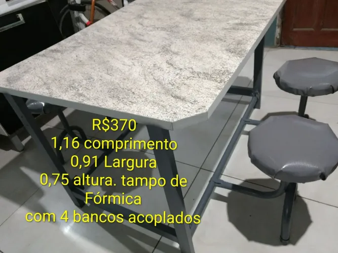 Mesa com ,4 bancos escamoteável