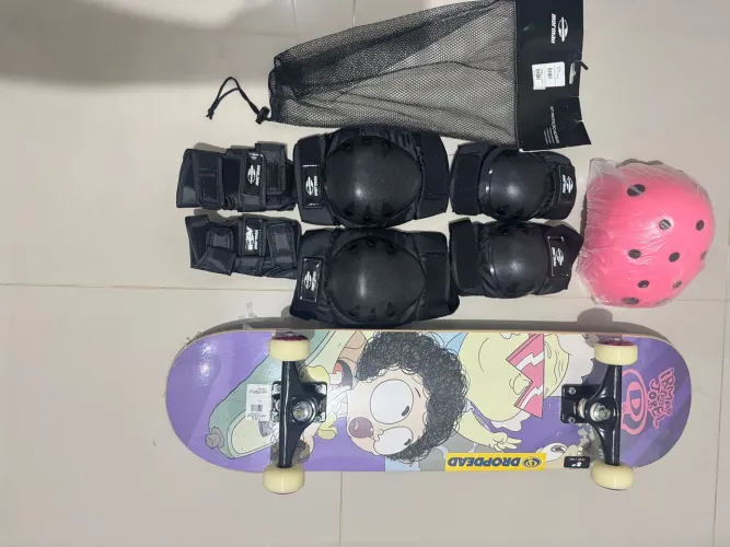 Skate Drop Dead + Joelheira + Cotoveleira + Luva Mormaii + Capacete.