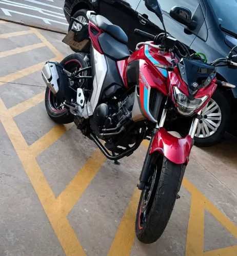 Moto conservada pouco rodada
