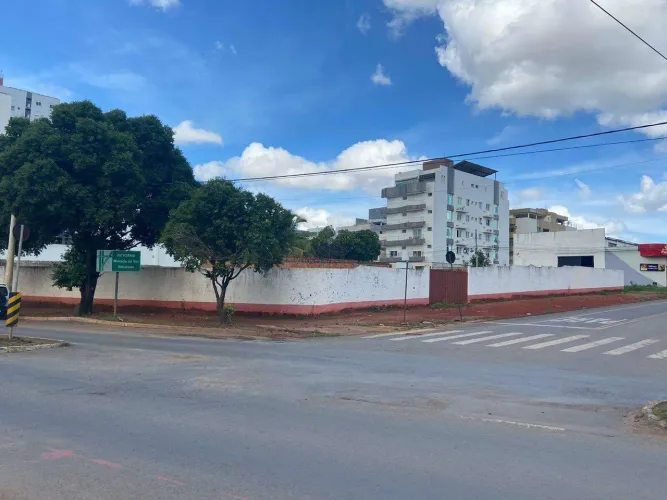 Lote de esquina com Av. Mestra Fininha com 1550m²