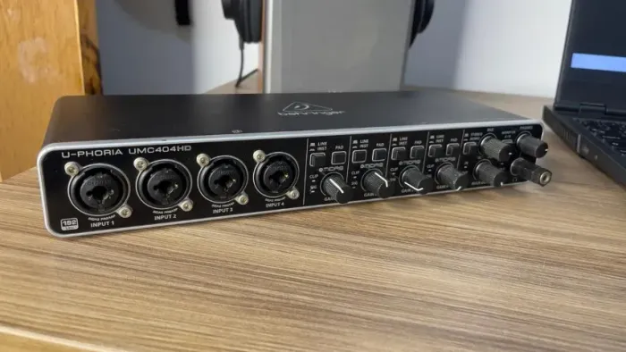 Interface de Audio Behringer 404hd - 4 Canais de entrada e 4 Saídas