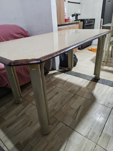 Vendo mesa 6 cadeiras em bom Estado por 100 reais. Não faço entrega moro em Betim!