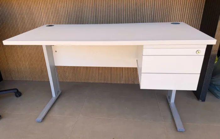 Mesa de escritório 120 x 60 com 2 gavetas