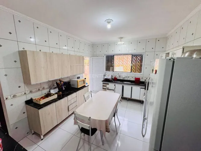Casa à Venda no Condomínio Chacur - Várzea Paulista