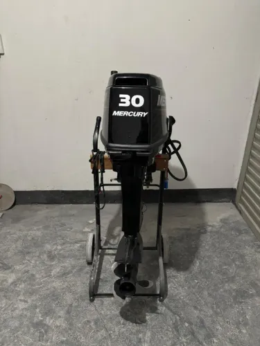 Oportunidade: conjunto barco 5,5 m com motor Mercury 30 hp / partida elétrica