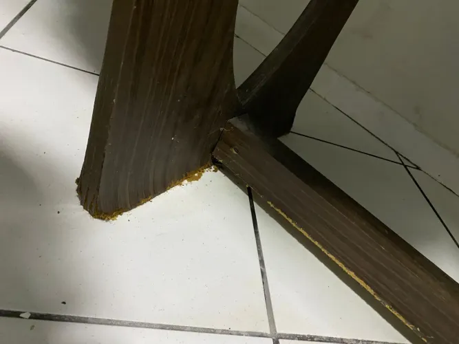 Mesa com avaria