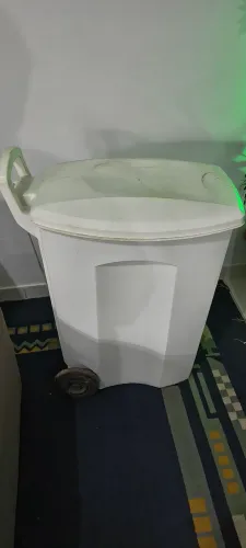 Lixeira com rodinha 