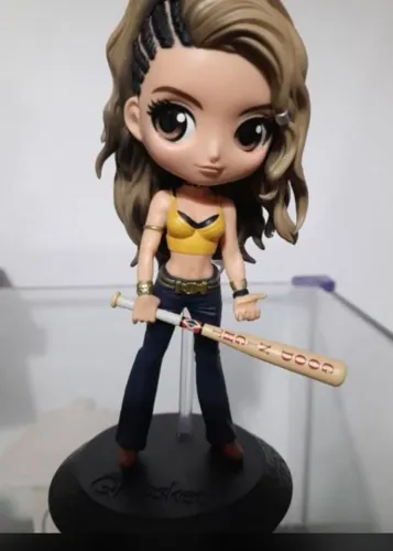 Figure mulher com taco baseball