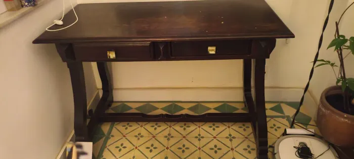 Mesa de madeira com duas gavetas.