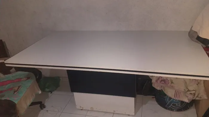 Mesa grande com 4 cadeiras