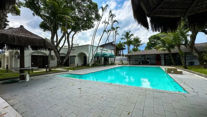 Casa térrea À VENDA no Condomínio Jardim Acapulco I - Guarujá